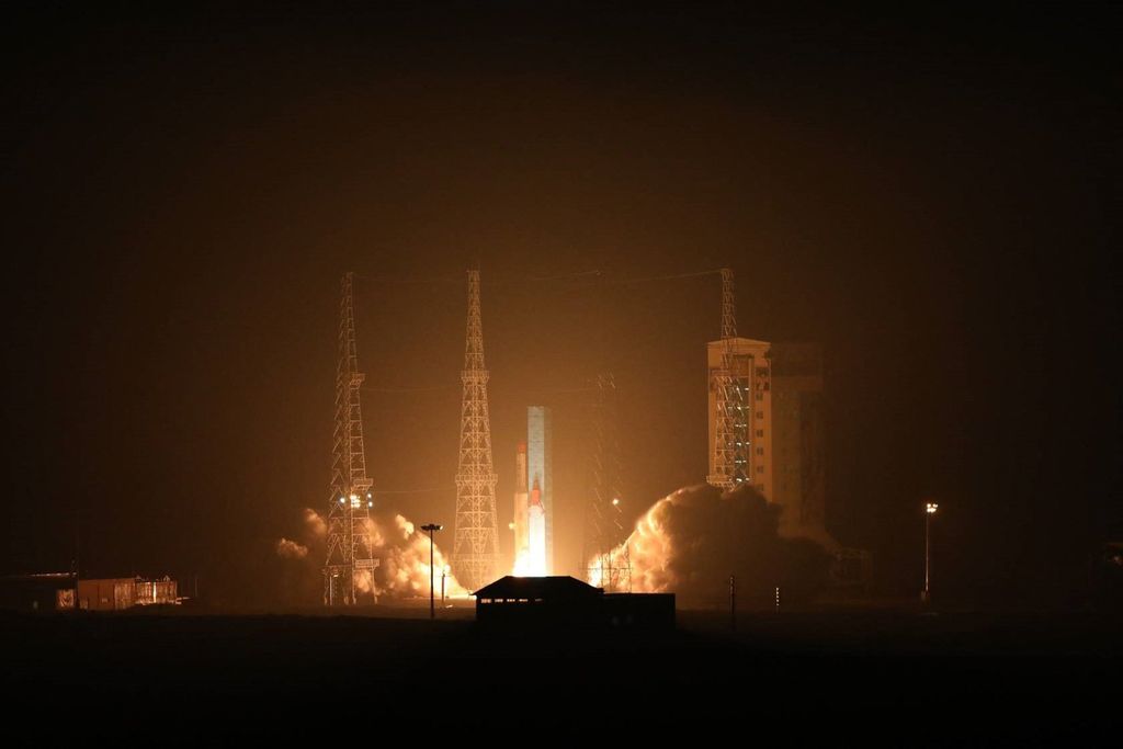 Iran meluncurkan roket Simorgh dari lokasi yang tidak diungkap. Minggu (28/1/2024), Iran menyatakan roket itu mengangkut satelit Mahda menuju orbit.