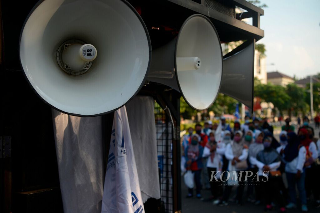 Corong dari pelantang untuk menyampaikan aspirasi buruh saat unjuk rasa menolak pengesahan RUU Cipta Kerja di depan Kantor DPRD Jawa Tengah, Kota Semarang, Senin (9/11/2020). Mayoritas dari suara buruh saat ini menuntut agar pemerintah membatalkan pengesahan RUU Cipta Kerja.
