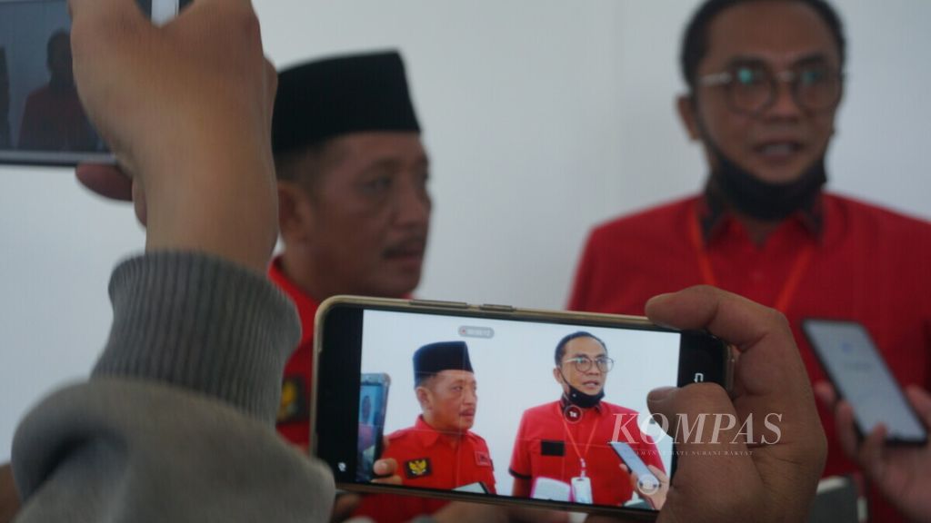 Sekretaris Jenderal DPD PDI-P Provinsi Kalimantan Tengah Sigit K Yunianto (kanan) memberikan keterangan pers terkait dengan rekomendasi partainya di Palangkaraya, Selasa (11/8/2020).
