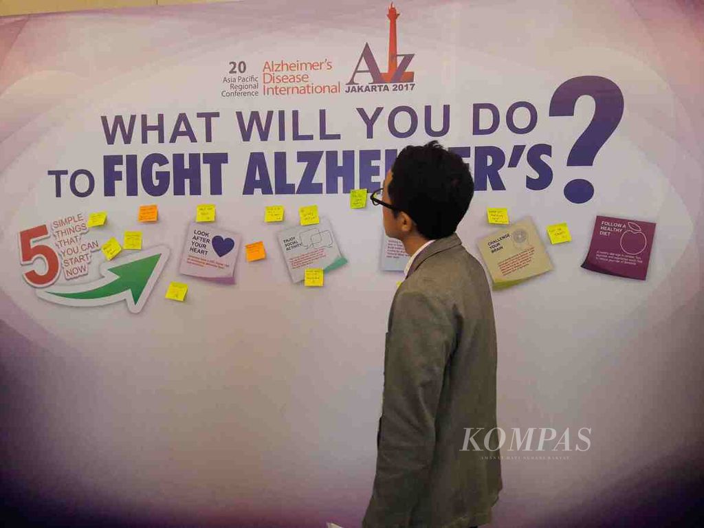 Pengunjung membaca papan pesan untuk mencegah alzheimer pada acara 20 Asia Pacific Regional Conference Alzheimer Disease International dengan tema ”Dementia: A Life-Cycle Approach”, di Jakarta, awal Januari 2017.