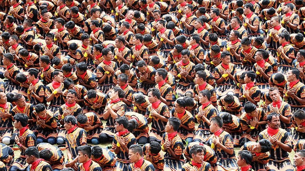 Sebanyak 12.262 penari saman menari bersama dalam acara saman kolosal di Stadion Seribu Bukit, Blangkejeren, Kabupaten Gayo Lues, Provinsi Aceh, Minggu (13/8/2017). Tari saman warisan budaya Gayo yang hingga kini masih terawat. Pada 2011, Organisasi Pendidikan, Ilmu Pengetahuan, dan Kebudayaan PBB (UNESCO) menetapkan saman sebagai Warisan Dunia Tak Berbenda. 