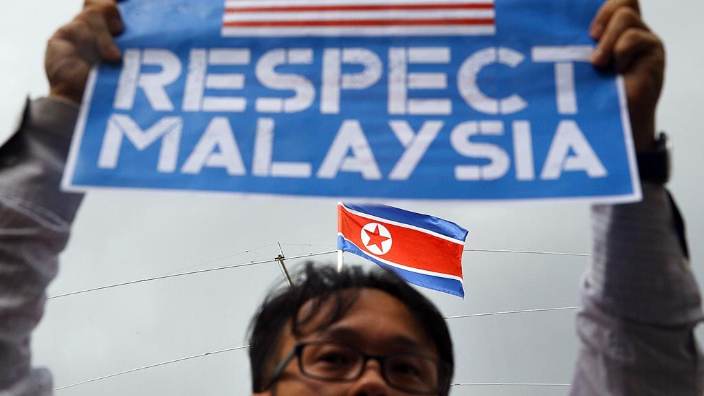Seorang anggota  sayap muda Front Nasional Malaysia membentangkan poster saat unjuk rasa di depan Kedutaan Besar Korea Utara di  Kuala Lumpur, Kamis (23/2). Unjuk rasa terkait pembunuhan Kim Jong Nam di Bandara Internasional Kuala Lumpur, 13 Februari lalu. 