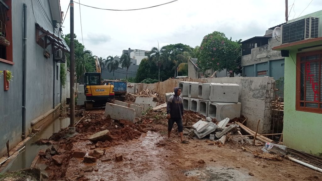 Pengerjaan mitigasi banjir di Pondok Payung Mas Residence, Kelurahan Cipayung, Kecamatan Ciputat, Kota Tangerang Selatan, Banten, Selasa (15/12/2022).