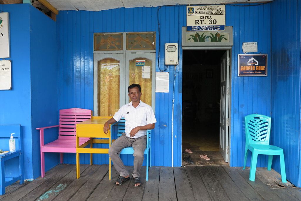 Nasir Lakada sedang duduk di beranda rumahnya. Inilah rumah pertama yang berdiri di Kampung Malahing, Bontang.