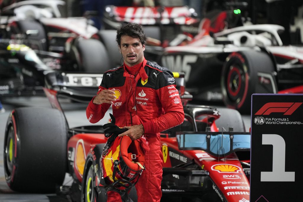 Ekspresi pebalap tim Ferrari Carlos Sainz Junior usai menjalani sesi kualifikasi F1 seri Singapura di Sirkuit Marina Bay, Singapura, Sabtu (16/9/2023). Sainz merebut posisi start pertama.