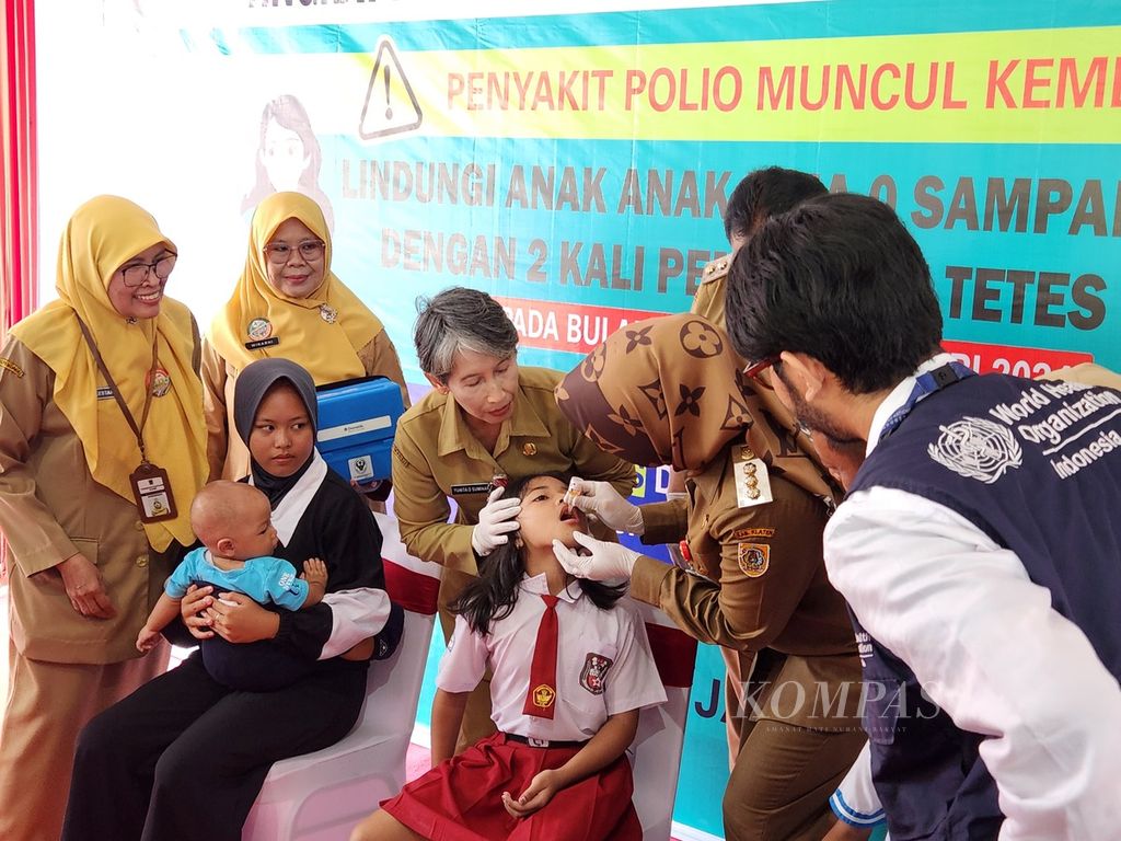 Bupati Klaten Sri Mulyani (kedua dari kanan) memberikan imunisasi polio kepada seorang anak dalam  Sub-Pekan Imunisasi Nasional Polio, di Desa Tanjungsari, Kecamatan Manisrenggo, Kabupaten Klaten, Jawa Tengah, Senin (15/1/2024).