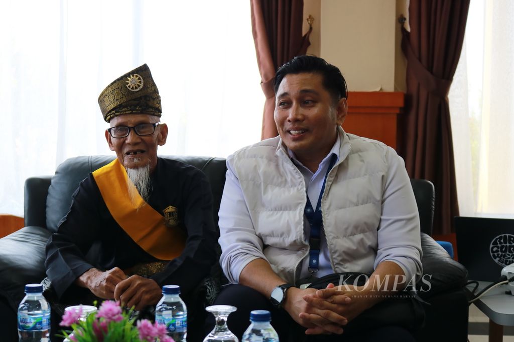 Kepala Bandara Letung Andy Hendra Suryaka (kanan) bersama tokoh Lembaga Adat Melayu (LAM), Syahlan Jaya (72), di Bandara Letung, Kepulauan Anambas, Kepulauan Riau, Rabu (24/7/2024). Mereka menjelaskan perbedaan kehidupan masyarakat sebelum hingga sesudah adanya bandara tersebut. 