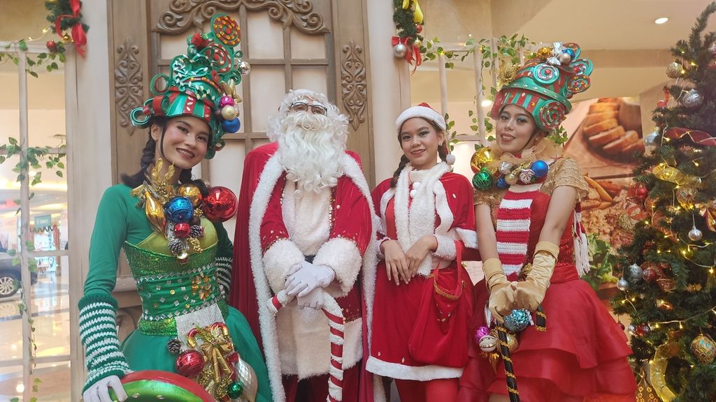 Santa Klaus beserta anak-anak perempuan dengan kostum Sinterklas serta peri hijau di Puri Indah Mall, Jakarta, Minggu (11/12/2022).