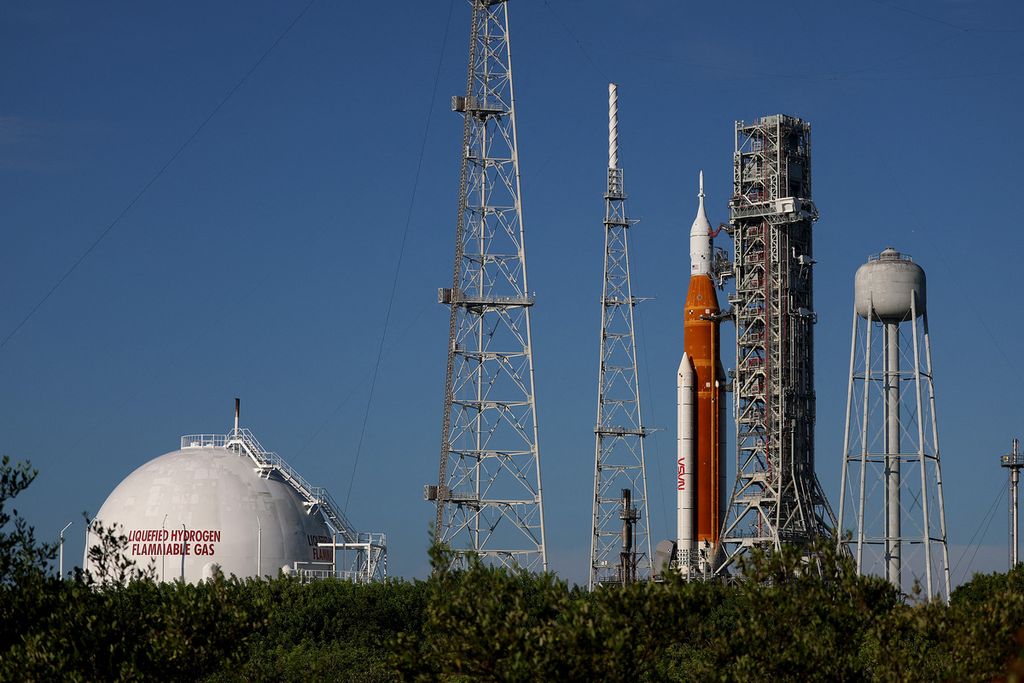 NASA bersiap meluncurkan sistem roket dalam misi Artemis 1 yang telah berada di landas peluncuran 39 B di Pusat Luar Angkasa Kennedy, Cape Canaveral, Florida, AS, Sabtu (27/8/2022). 
