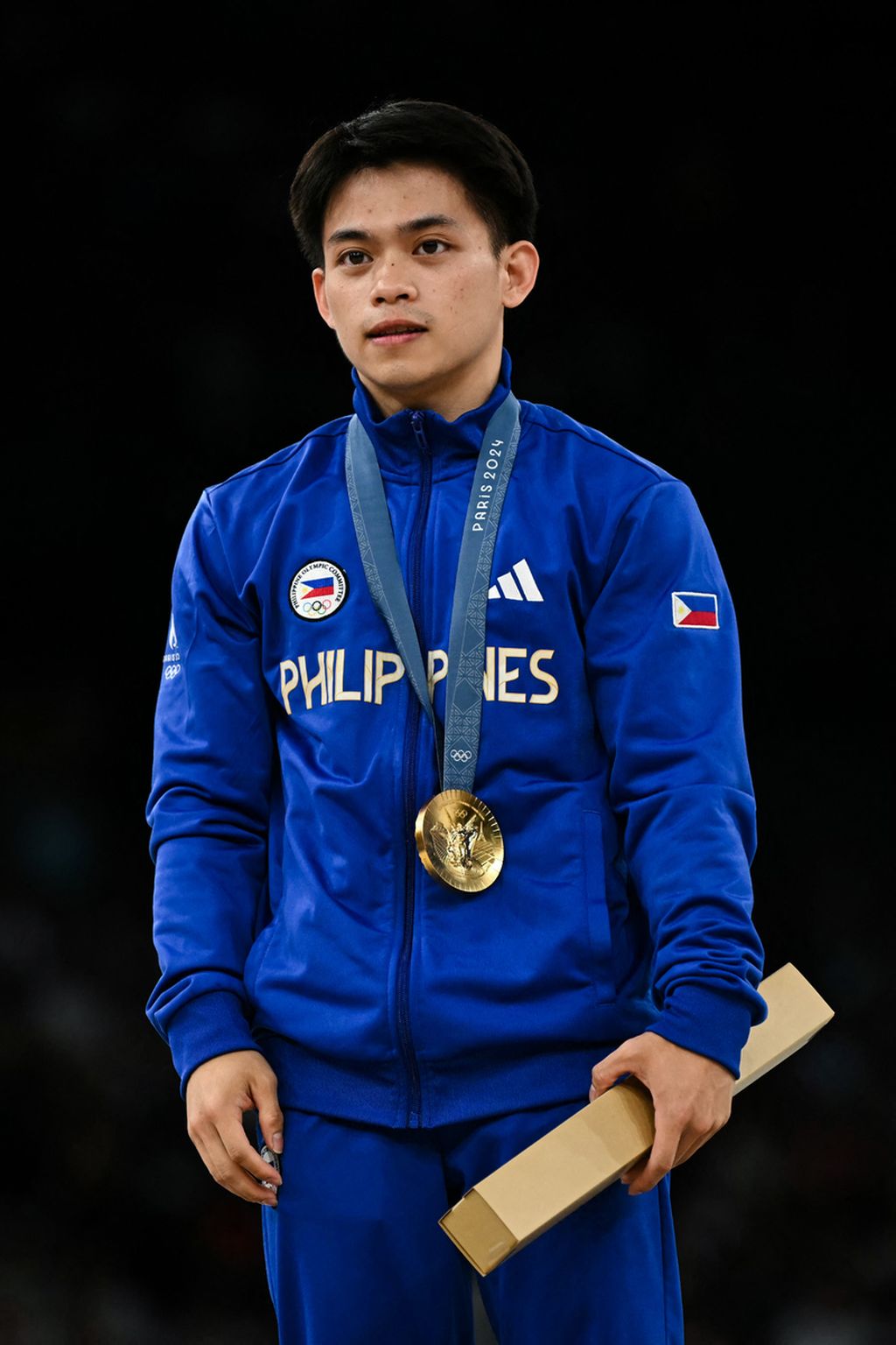 Carlos Edriel Yulo berdiri di podium dalam upacara kemenangannya di ajang Olimpiade Paris 2024 di Bercy Arena, Paris, Perancis, Sabtu  (3/8/2024).