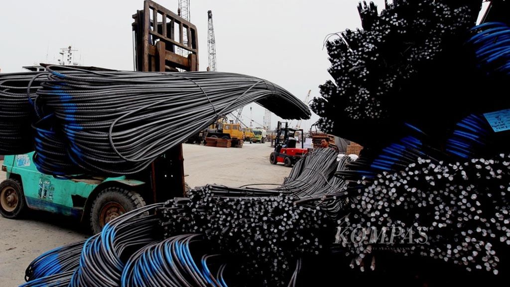Kegiatan bongkar muat besi baja tulang di Pelabuhan Sunda Kelapa, Jakarta Utara, Selasa (8/11/2016). Berdasarkan studi POSCO Research Institute (POSRI), Indonesia masih kekurangan sekitar 6,7 juta ton baja tiap tahunnya. Kebutuhan itu utamanya untuk menggerakkan infrastruktur dalam negeri yang masih banyak membutuhkan baja. 