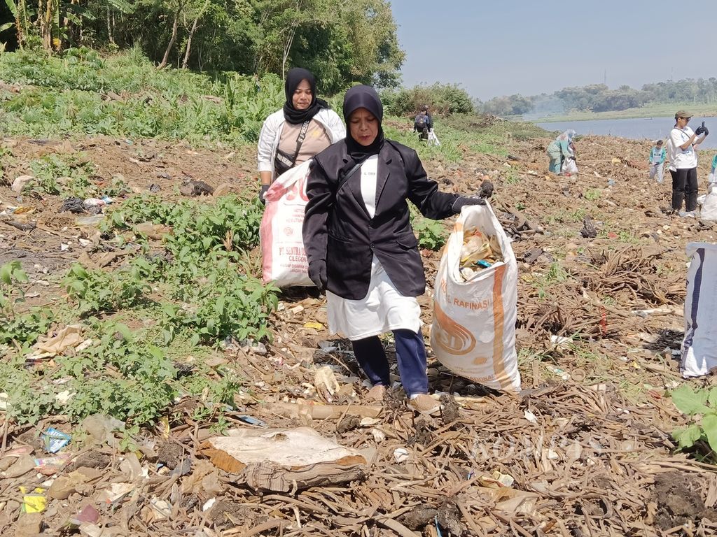 Aan (52), salah seorang aktivis lingkungan dari Desa Cihampelas, Kabupaten Bandung Barat, Jawa Barat, yang mengambil sampah di Sungai Citarum sejak tahun 2020. Ibu dari empat anak ini melakukan aktivitas mengambil sampah setiap hari.