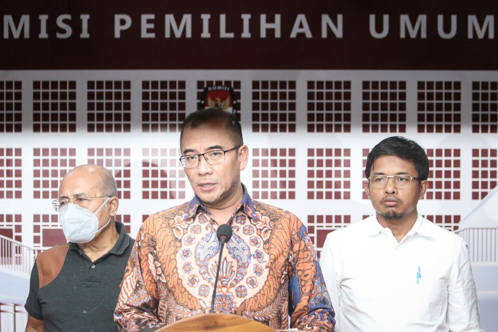KPU chairman Hasyim Asy'ari (center) gives a press statement at the KPU Office, Jakarta, Wednesday (21/12/2022). KPU will involve experts to follow up on the Constitutional Court's decision regarding Law Number 7 of 2017 concerning Elections.