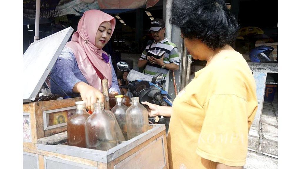 A resident buys herbal medicine from a mobile herbalist at the Rejowinangun Market, Magelang City, Central Java, on Sunday (22/3/2020).