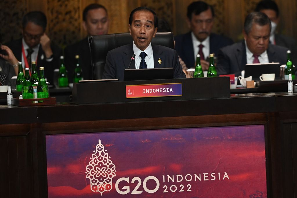 Presiden Joko Widodo menyampaikan pandangannya saat pembukaan KTT G20 Indonesia di Nusa Dua, Bali, Selasa (15/11/2022). 