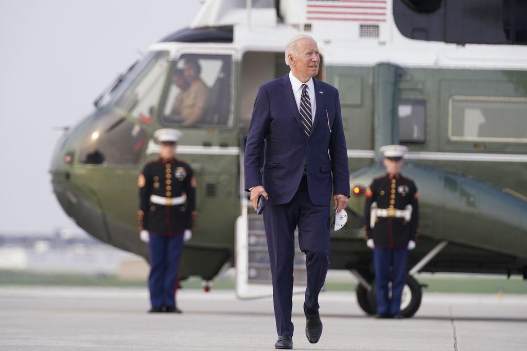 Presiden Amerika Serikat Joe Biden berjalan menuju Air Force One di Bandar Udara Internasional O'Hare di Chicago, Rabu (11/5/2022). Selepas kunjungan di Chicago, Biden menuju Washington untuk mengelar Konferensi Tingkat Tinggi ASEAN-AS. 