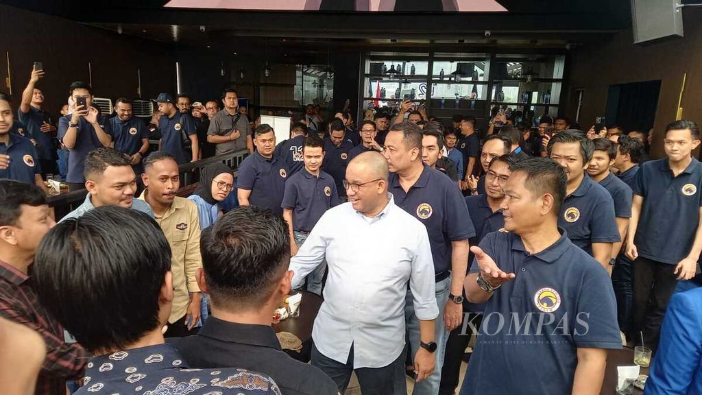 Bakal calon presiden Partai Nasdem, Anies Baswedan (tengah), disambut pendukungnya saat menghadiri HUT Ke-12 Garda Pemuda Nasdem, di Jakarta, Jumat (14/7/2023). 
