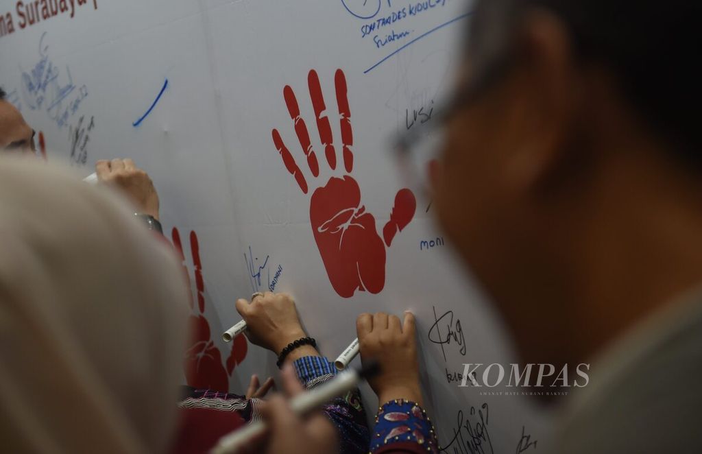 Pengunjung membubuhkan tanda tangan menandai Deklarasi Stop Kekerasan terhadap Anak Istimewa yang dilakukan saat Adifiesta Anak Istimewa di Hotel Grand Mercure Mirama, Surabaya, Jawa Timur, Kamis (20/7/2023).