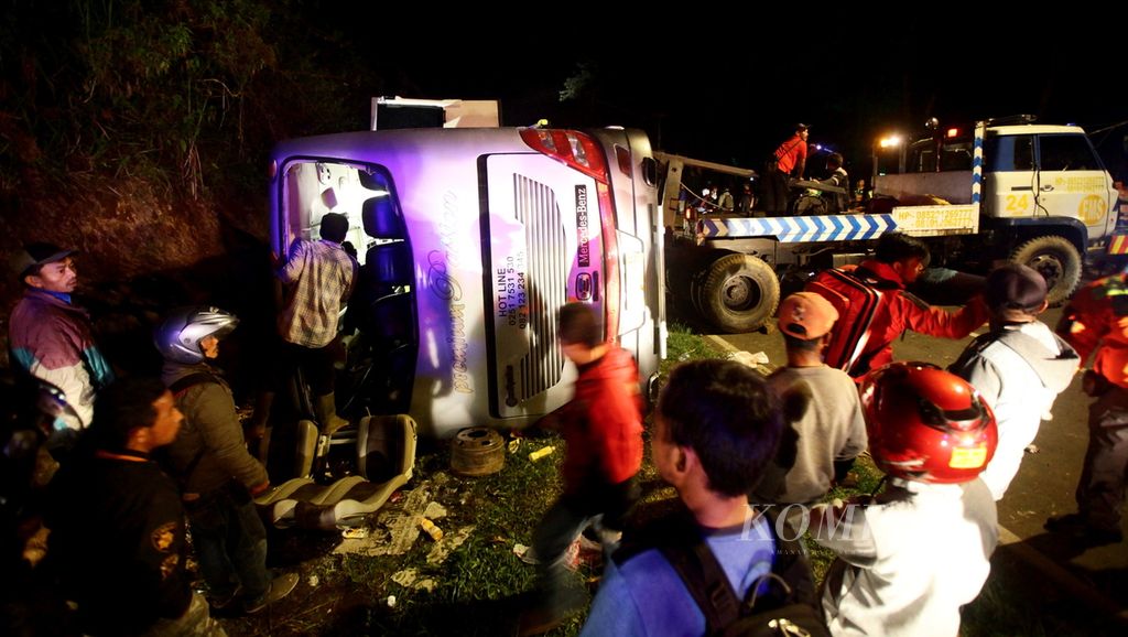 Bus Pariwisata bernomor polisi F 7959 AA yang bermuatan rombongan wisatawan dari Ciputat, Jakarta Selatan, mengalami kecelakaan di Jalur Tanjakan Emen, Ciater, Subang, Jawa Barat, Sabtu (10/2). Kecelakaan yang terjadi sekitar pukul 17.00 ini mengakibatkan 16 korban meninggal dan sebagian penumpang bus yang mengalami luka-luka dirawat di Rumah Sakit Umum Daerah Subang.