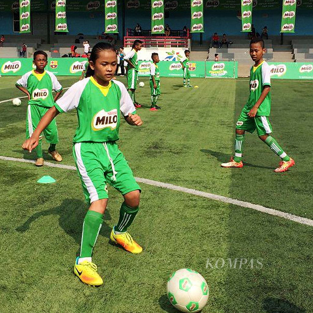 Helsya Maeisyaroh, siswi SD Bojong Rawalumbu 2, Bekasi, Jawa Barat, menjadi satu dari lima peserta Milo Football Camp yang terpilih untuk berguru di FCB Escola, sekolah milik FC Barcelona, 21-22 Agustus. Peserta kamp dipilih dari kompetisi sepak bola Milo.