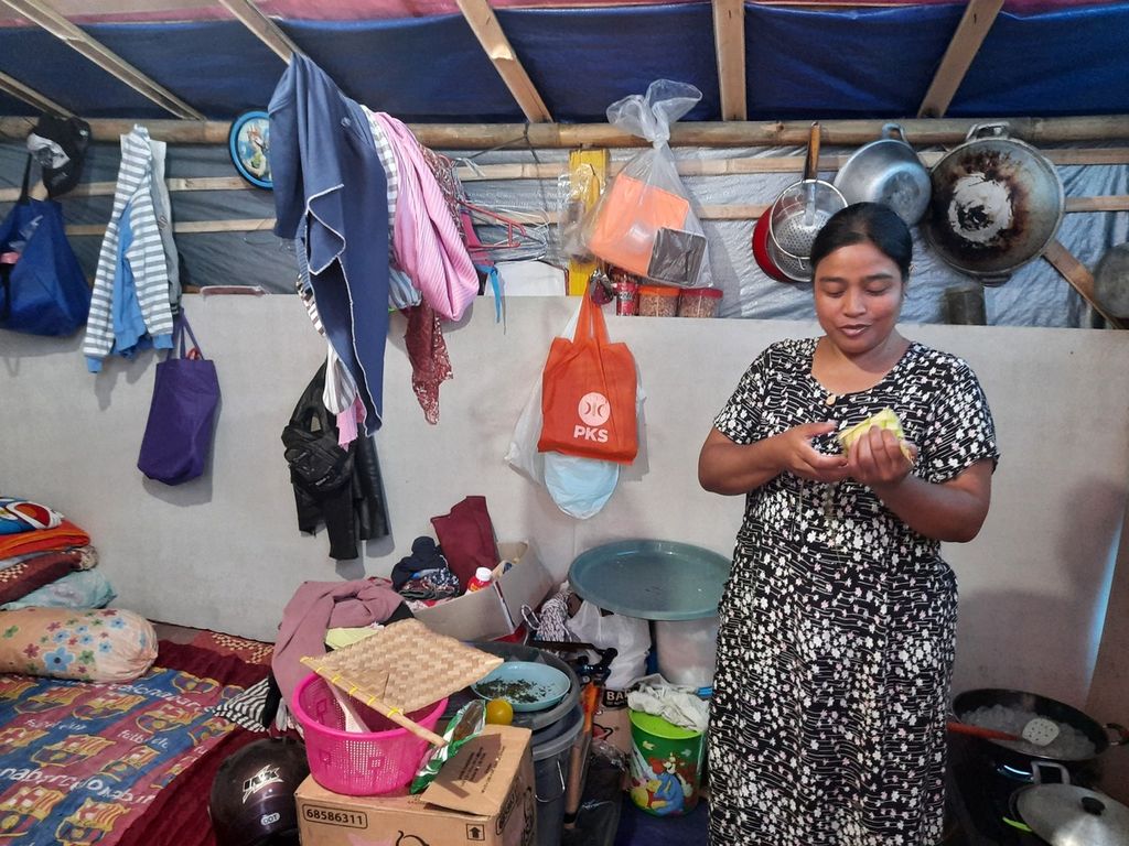 Penyintas gempa bumi Cianjur, Aas (36) yang masih bertahan di tenda pengungsian Kampung Gunung Lanjung, Cijedil, Kabupaten Cianjur, Jumat (21/4/2023). Tenda tempatnya bernaung berisi empat orang, gabungan kamar tidur dan dapur.
