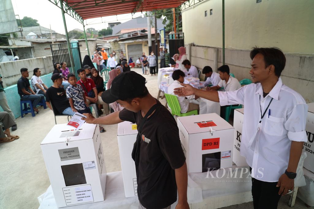Warga menyalurkan aspirasinya dalam pemungutan suara susulan Pemilu 2024 di Tempat Pemungutan Suara 10 Kelurahan Pondok Kacang Timur, Pondok Aren, Tangerang Selatan, Banten, Minggu (18/2/2024). 