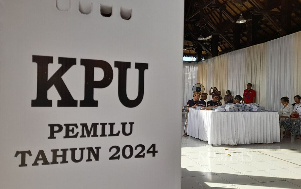 KPU Kota Denpasar mengadakan simulasi pemungutan suara dan penghitungan suara di TPS 30 Denpasar Timur, yang berlokasi di Balai Banjar Kedaton, Desa Sumerta Kelod, Denpasar Timur, Kota Denpasar, Minggu (24/12/2023).