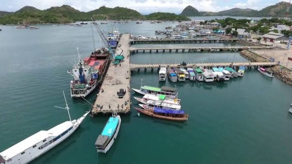 Pelabuhan di Labuan Bajo, Manggarai Barat, NTT, Juli 2020. Setelah Labuan Bajo ditetapkan menjadi destinasi superprioritas oleh pemerintah, tanah-tanah di Labuan Bajo banyak diminati baik oleh WNI maupun WNA. 