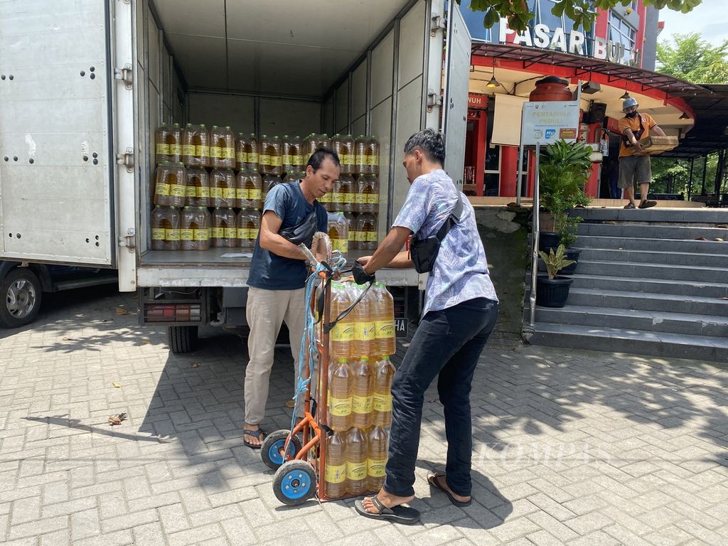 Ratusan botol Minyakita tiba di Pasar Bulu, Kota Semarang, Jawa Tengah, Rabu (15/2/2023).