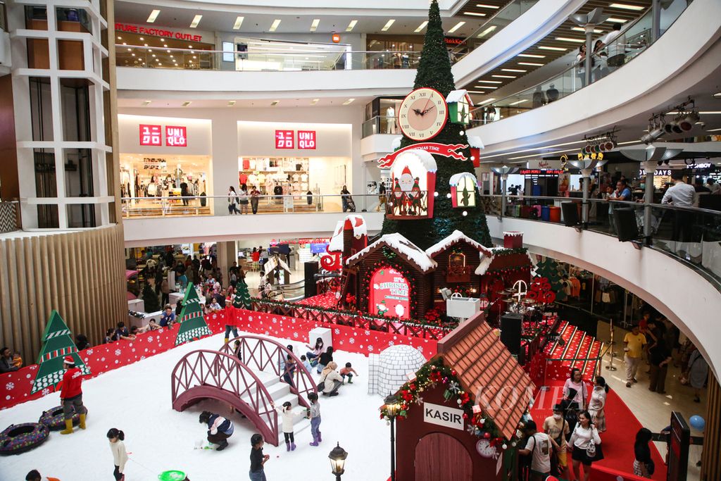Dekorasi bernuansa Natal menghiasi pusat perbelanjaan di kawasan Tajung Duren, Jakarta Barat, Minggu (10/12/2023). Wahana permainan berbayar bernuansa Natal pun dihadirkan sebagai upaya meningkatkan kunjungan pada masa libur Natal dan Tahun Baru. 