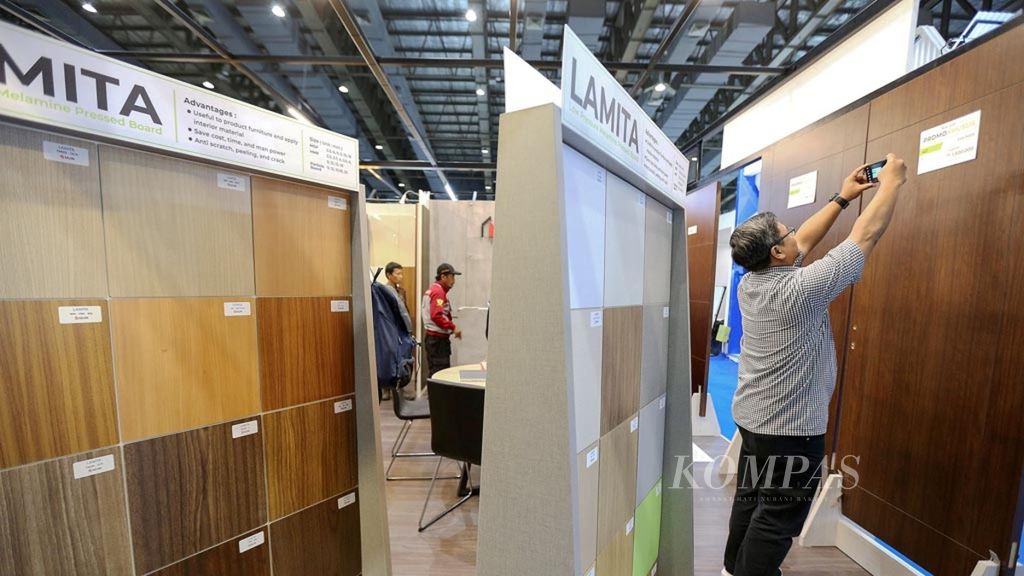 Pengunjung mendokumentasikan produk yang dipamerkan dalam pameran Megabuild Indonesia dan Keramika 2019 di Jakarta Convention Center, Jakarta Pusat, Kamis (14/03/2019). 
