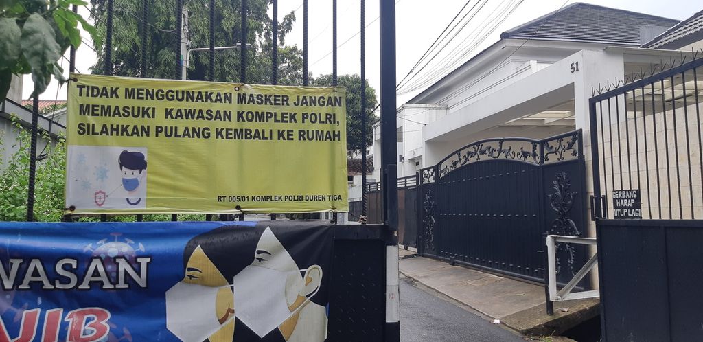 Lokasi sekitar rumah dinas Kepala Divisi Profesi dan Pengamanan Polri Inspektur Jenderal Ferdy Sambo di Kompleks Polri Duren Tiga, Jakarta Selatan, Rabu (13/7/2022).