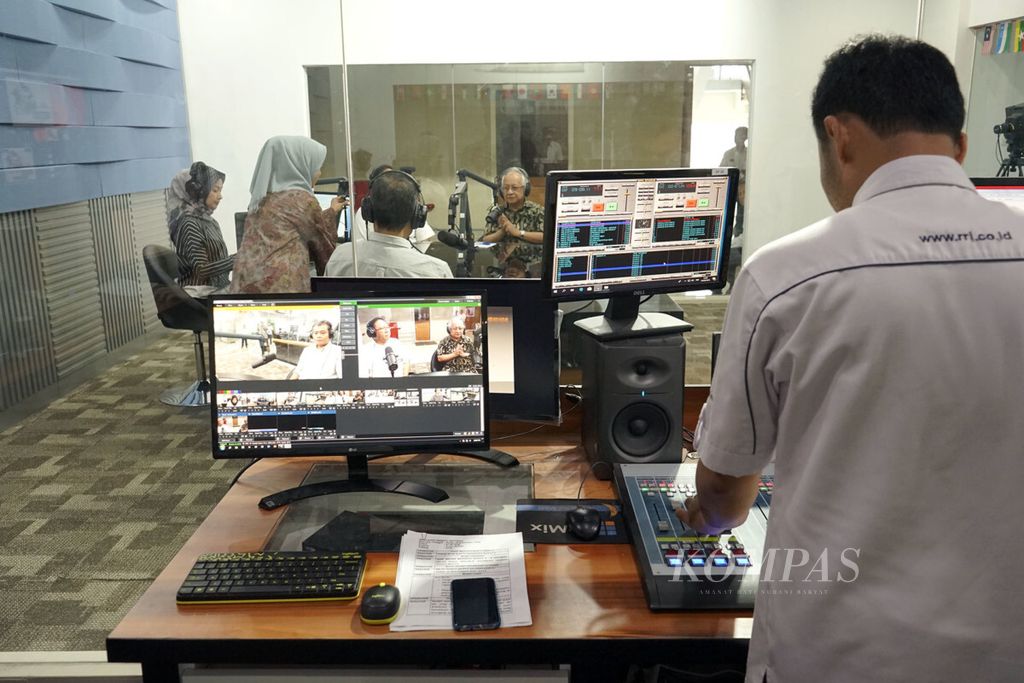 Ruang siaran Radio Republik Indonesia (RRI) Programa 3 yang juga mengatur penyiaran visual, Senin (10/9/2018), di Jakarta. Layanan siaran visual dari RRI tersebut bernama RRI Net. 
