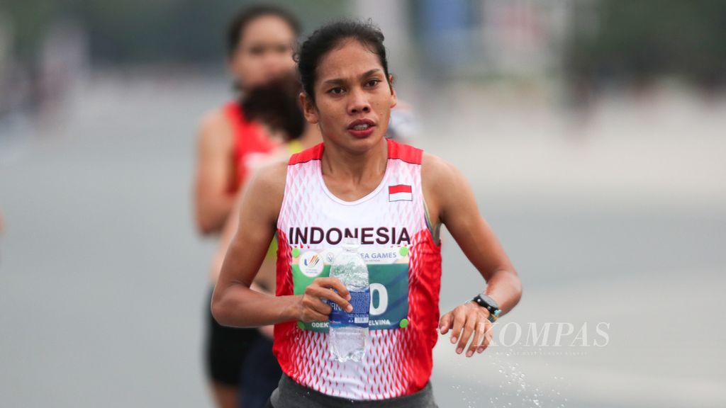 Pelari Indonesia, Odekta Elvina Naibaho, saat berlari dalam nomor maraton pada SEA Games Vietnam 2021 di Hanoi, Vietnam, Kamis (19/5/2022). Odekta akan mengikuti kualifikasi Olimpiade Paris 2024 pada April mendatang.