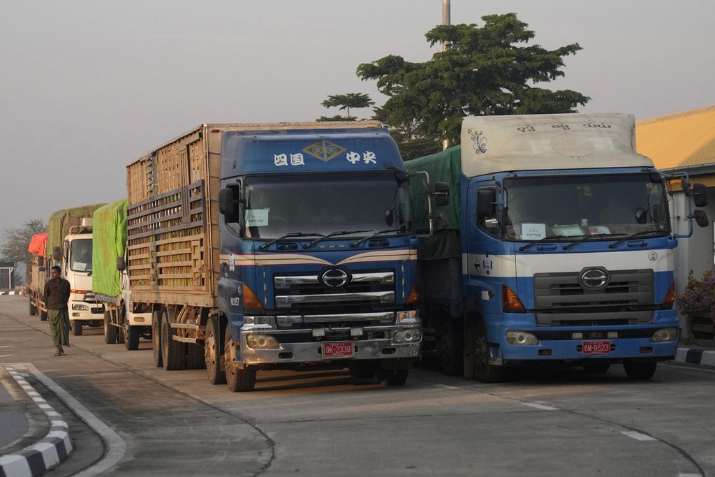 Seorang sopir truk Myanmar berjalan melewati truknya yang membawa bantuan sebelum mereka meninggalkan pos pemeriksaan bea cukai dekat perbatasan dengan Myanmar, di Mae Sot, Provinsi Tak, Thailand, Senin, 25 Maret 2024. 