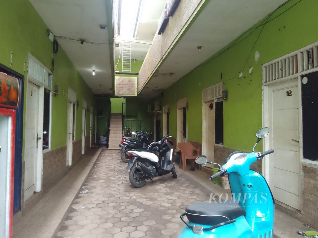 Suasana indekos di Kawasan Kranggan, Kecamatan Jatisampurna, Kota Bekasi, Senin (15/1/2024). Tempat ini diduga sebagai salah satu tempat prostitusi yang melibatkan anak.