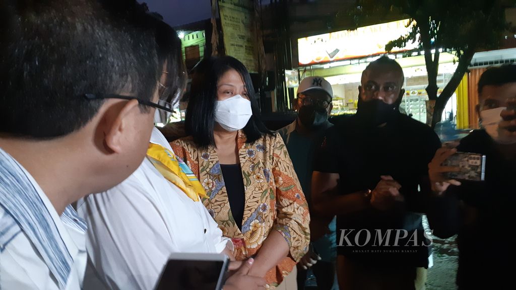 Putri Candrawati (batik blazer), wife of Inspector General Ferdy Sambo, visited the Mobile Brigade Headquarters Kelapa Dua, Depok, West Java, on Sunday (7/8/2022). His arrival was accompanied by his attorney, Arman Hanis (left).