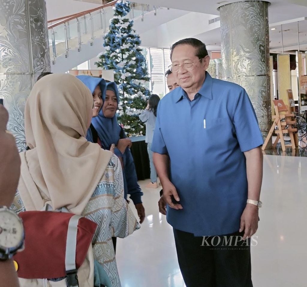 Ketua Majelis Tinggi Partai Demokrat Susilo Bambang Yudhoyono menyapa seorang ibu yang menemuinya di Hotel Atria, Magelang, Jawa Tengah, Selasa (12/12/2023).