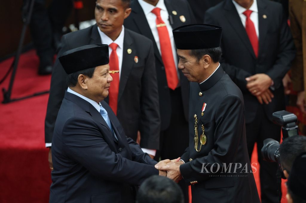 Presiden Joko Widodo bersalaman dengan presiden terpilih Prabowo Subianto dalam Sidang Tahunan MPR, Sidang Bersama DPR, dan DPD di Kompleks Parlemen, Senayan, Jakarta, Jumat (16/8/2024).  