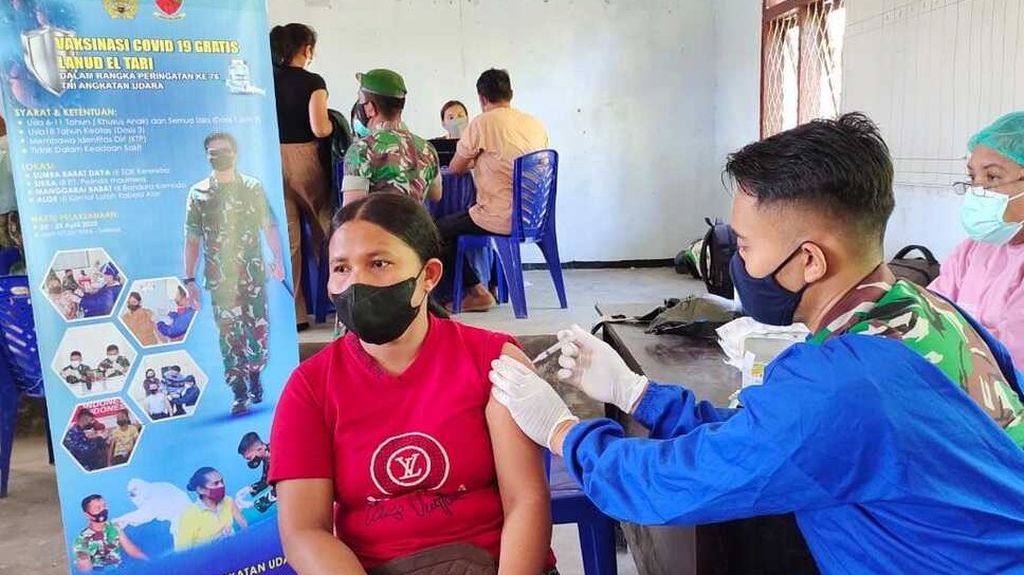 Prajurit TNI AU dari Pangkalan Udara El Tari Kupang menggelar vaksinasi di Tambolaka, Kabupaten Sumba Barat Daya, Nusa Tenggara Timur, pada Kamis (21/4/2022).