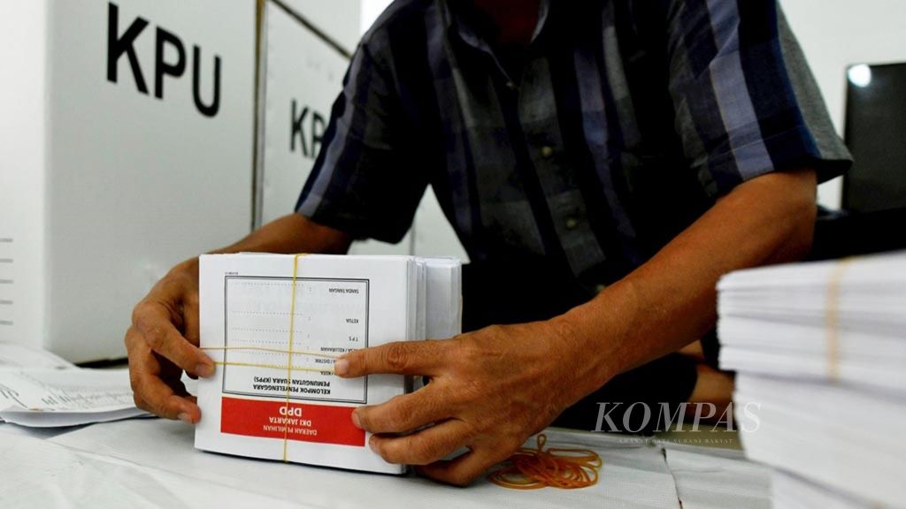 Panitia Pemungutan Suara menghitung ulang surat suara Pemilu 2019 untuk kemudian dimasukkan ke dalam kotak suara setiap tempat pemungutan suara di kantor Kecamatan Menteng, Jakarta, Selasa (26/3/2019). 