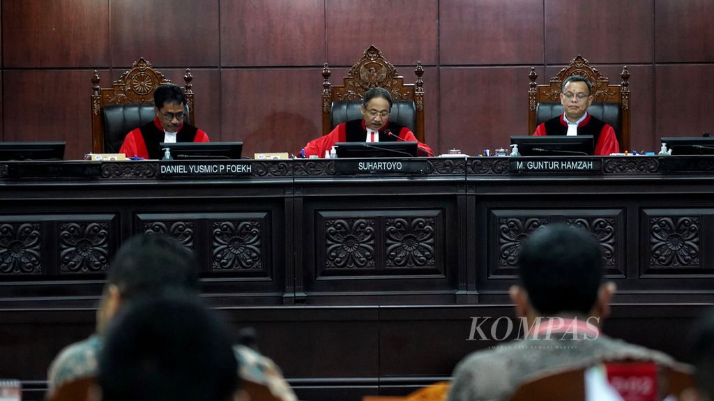 Suasana saat tiga hakim konstitusi, Daniel Yusmic Pancastaki Foekh, Suhartoyo, dan Muhammad Guntur Hamzah (dari kiri ke kanan), menangani persidangan perselisihan hasil pemilihan umum pemilihan legislatif di ruang sidang panel 1 Mahkamah Konstitusi, Jakarta, Senin (6/5/2024).