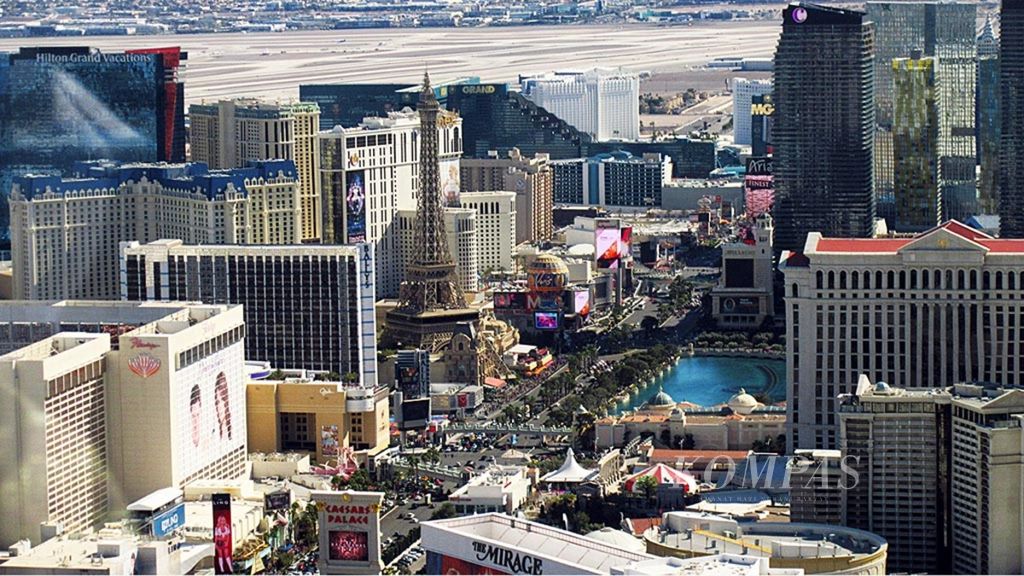 The Strip, atau ruas jalan utama Las Vegas, yang dipenuhi dengan bangunan hotel dan resor kasino, terlihat dari udara, Jumat (15/3/2019).
