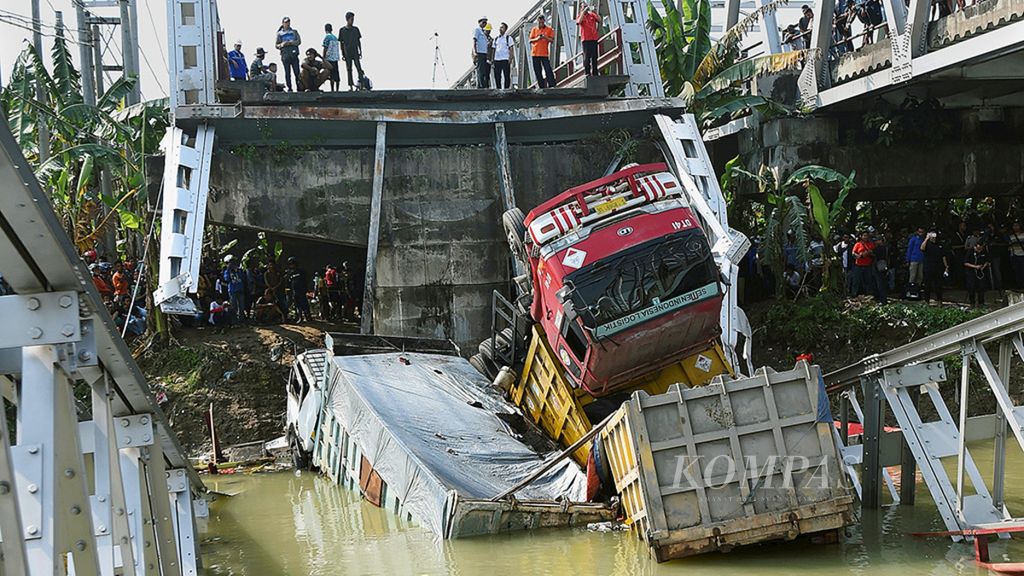 Jembatan Babat-Widang yang runtuh di Kabupaten Tuban, Jawa Timur, Selasa (17/4/2018).