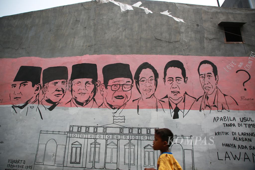 Mural bergambar wajag Presiden Republik Indonesia dari masa ke masa menghiasi tembok di kawasan Petukangan Selatan, Kecamatan Pesanggrahan, Jakarta Selatan, Rabu (21/12/2022). 