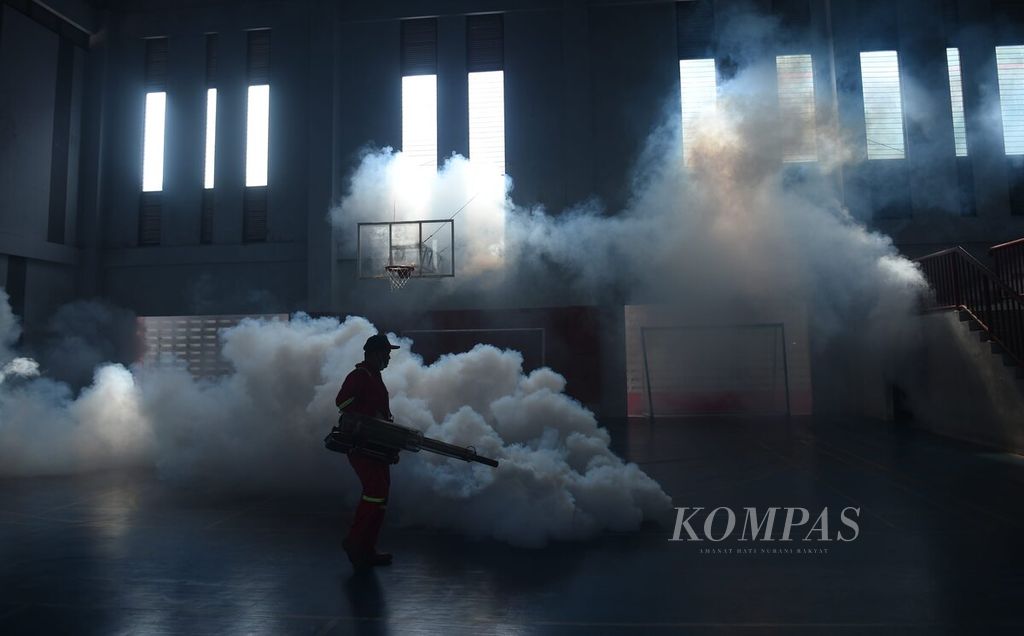 <i>Fogging </i>or fumigation was carried out in the sports room of the Pembangunan Jaya 2 School, Sidoarjo, East Java, Saturday (16/3/2024). <i>Fogging</i> is carried out as a precaution amidst the increase in cases of dengue hemorrhagic fever.