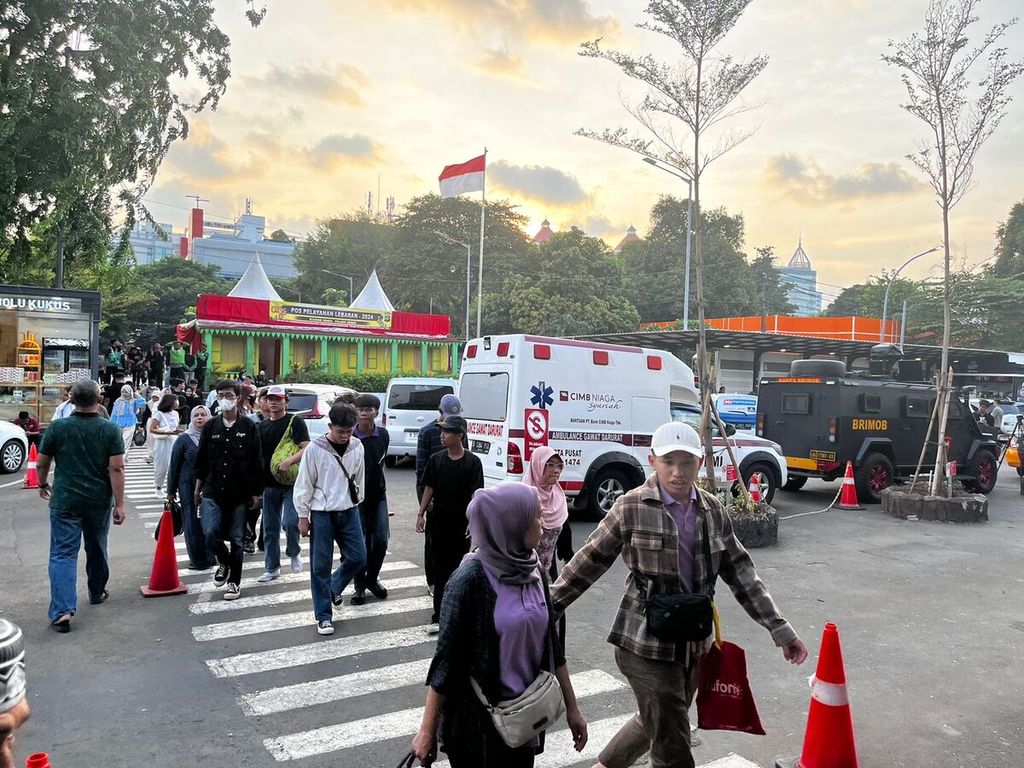 Suasana di Stasiun Pasar Senen, Jakarta Pusat, Jakarta Sabtu (13/4/2024)