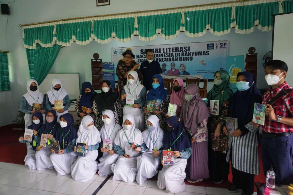 Guru, siswa, dan kepala sekolah SMPN 1 Banyumas melauncing 15 buku antologi cerpen dan antologi puisi, di Banyumas, Jawa Tengah, Sabtu (22/1/2022).