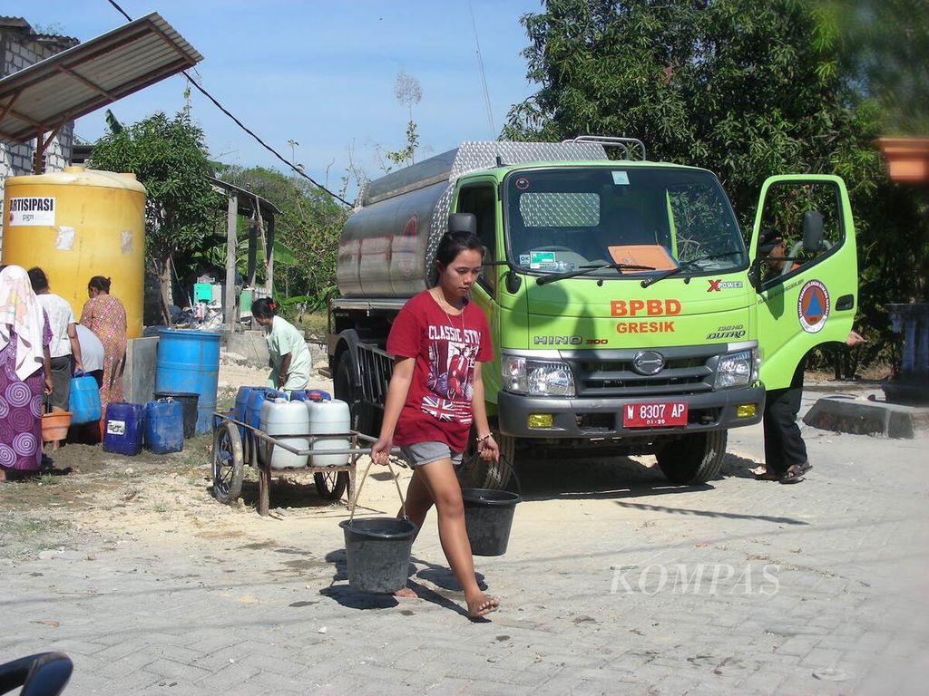 Warga Deliksumber, Kecamatan Benjeng, Kabupaten Gresik, Jawa Timur Kamis (14/9) mendapatkan pasokan air bersih dari Badan Penanggulangan Bencana Daerah setempat. 