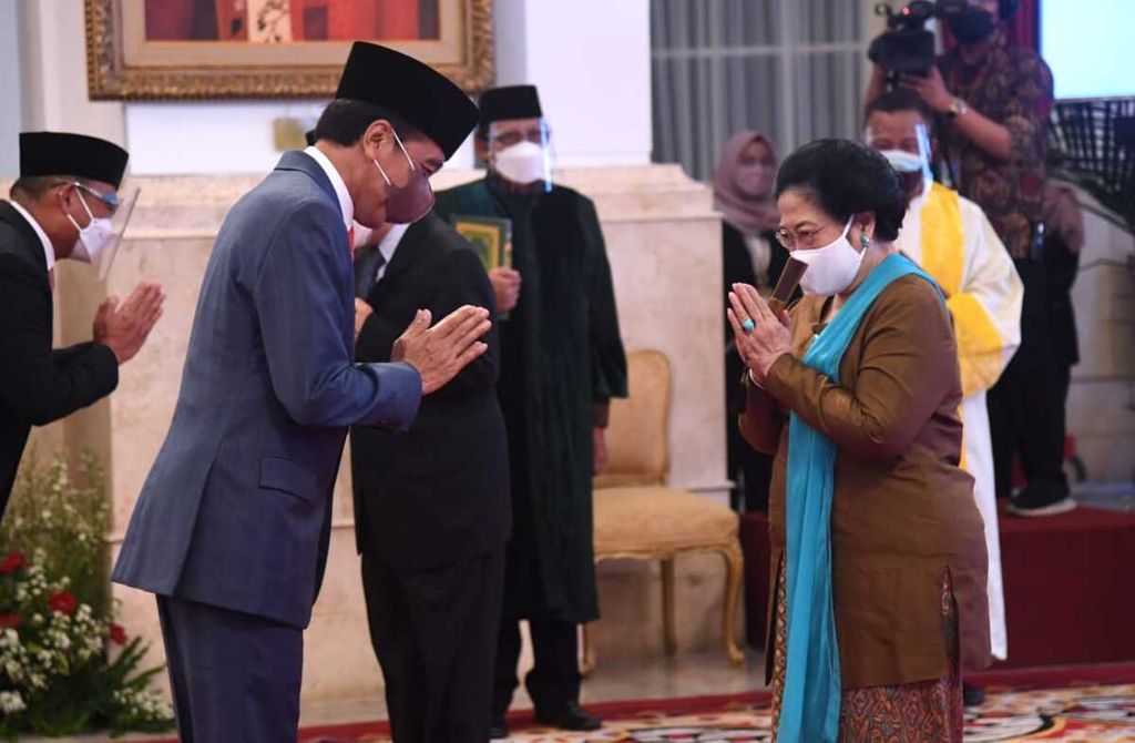 Presiden Joko Widodo mengucapkan selamat kepada Ketua Dewan Pengarah Badan Riset dan Inovasi Nasional Megawati Soekarnoputri di Istana Negara, Jakarta, Rabu (13/10/2021).